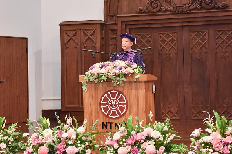臺師大理學院陳界山院長宣讀名譽博士學位表彰辭。