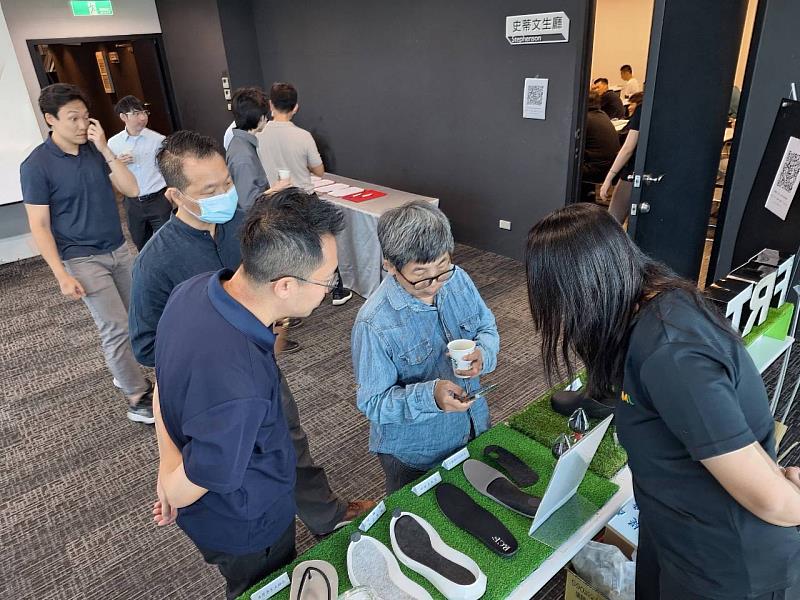 安能聚於研討會現場展示再生碳纖維鞋材與舒脈力碳纖維鞋墊,並與產業人士交流循環材料於鞋履產品的應用方向。