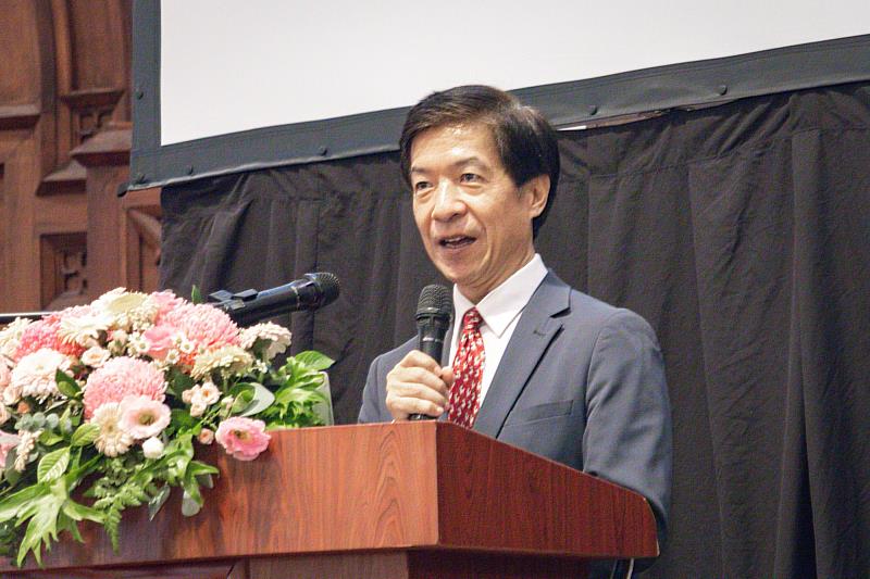 索羅門教授發表專題演講,由臺師大永續所教授葉欣誠主持。
