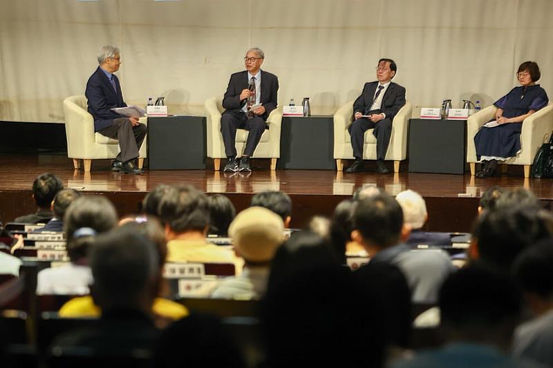 第7屆唐獎大師論壇漢學場21日在臺灣師範大學登場,唐獎漢學獎得主葛兆光(左2)以「什麼才是好的漢學論著?」為題發表演說,主持人為中央研究院院士王德威(左1),臺灣大學歷史學系特聘教授兼文學院院長甘懷真(右2)、臺灣師範大學國文學系特聘教授金培懿(右1)與談。