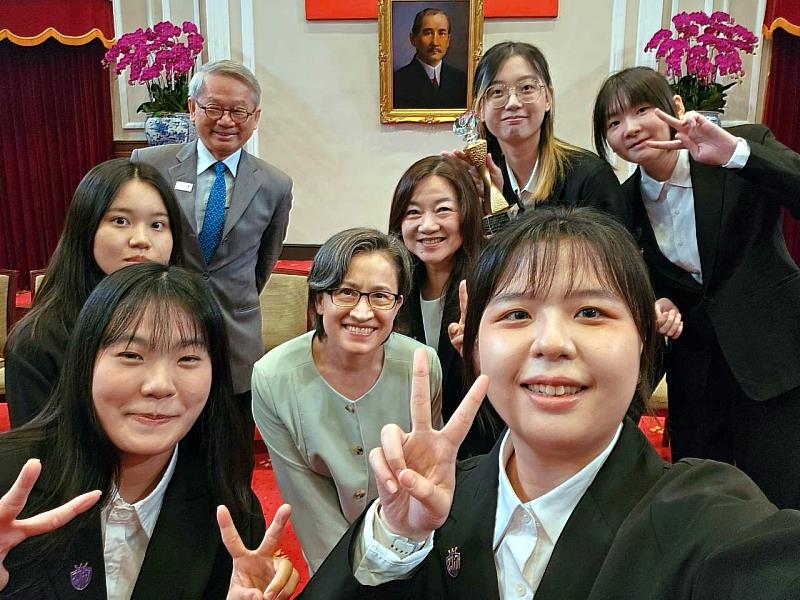 文化大學學生團隊在第6屆「GiCS科技女婕思」競賽中勇奪佳績,獲邀前往總統府,接受蕭美琴副總統接見。