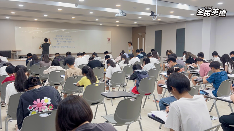 眾多考生參與今年度全民英檢測驗，於試場內認真作答。