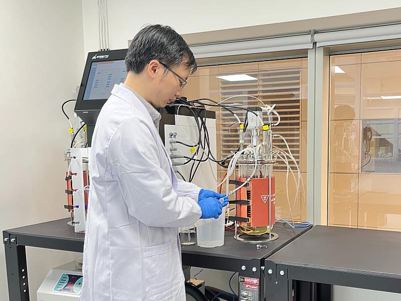 偉喬生醫進駐汐科打造創新研發中心,實驗室配備專業抗體開發與分析儀器,從源頭確保關鍵原料品質。(資料來源:偉喬生醫)