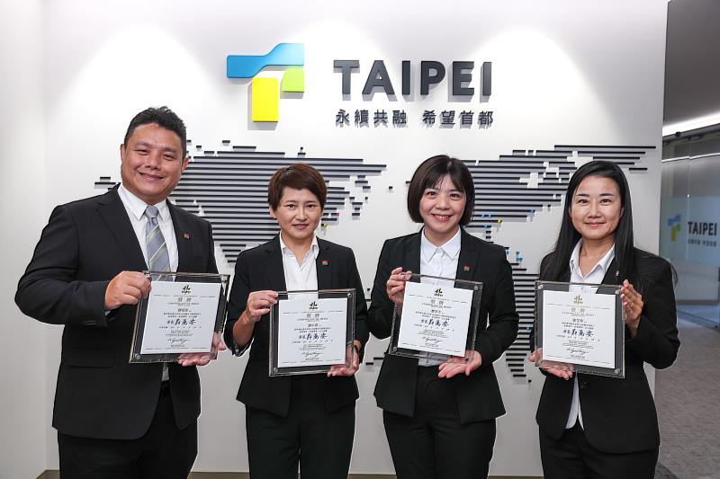 北市頒優良不動產從業人員,信義企業集團4人獲肯定,左起為中山晴光店專案經理陳冠佑、大安成功店專案經理劉小菁、信義代銷專案經理鄭淳方以及信義地政士聯合事務所所長張艾玲。