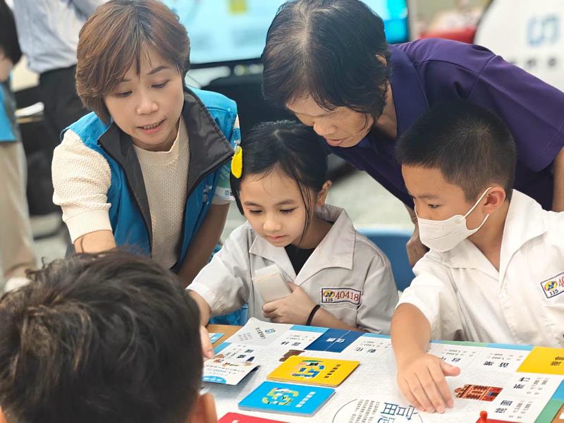 富邦金控「有志一同™」公益平台前往新北市中和區樂齡中心，運用台北富邦銀行開發的「富足人生」桌遊，引導樂齡志工帶領復興國小學童學習金錢管理與防詐觀念。