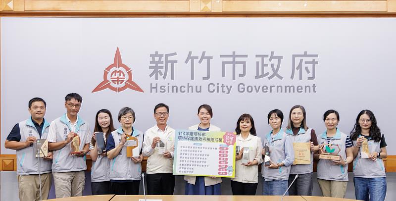 市長高虹安與環保局團隊同仁手持獎座合影。