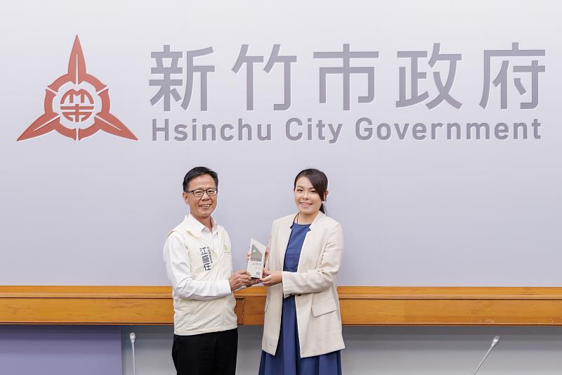 環保局局長江盛任獻上114年度環境保護績效考核總成績獎座予市長高虹安。