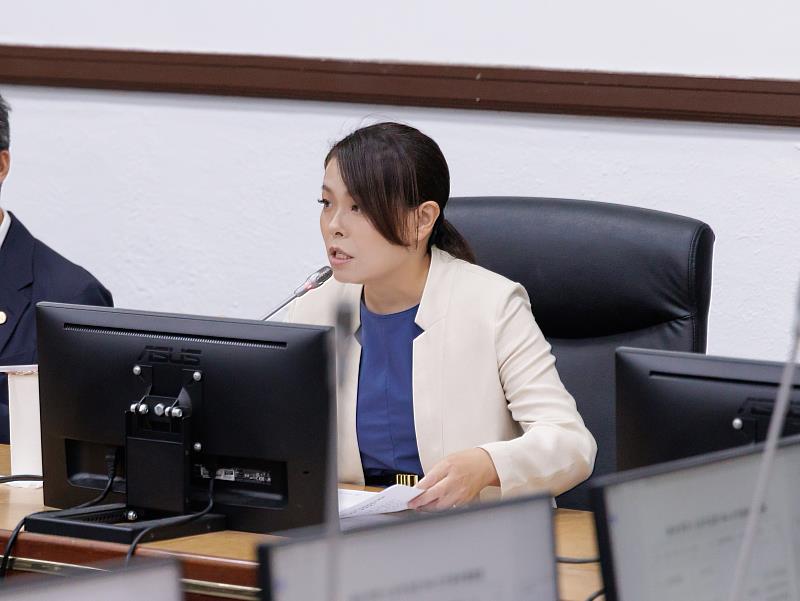 環保局局長江盛任獻上114年度環境保護績效考核總成績獎座予市長高虹安。