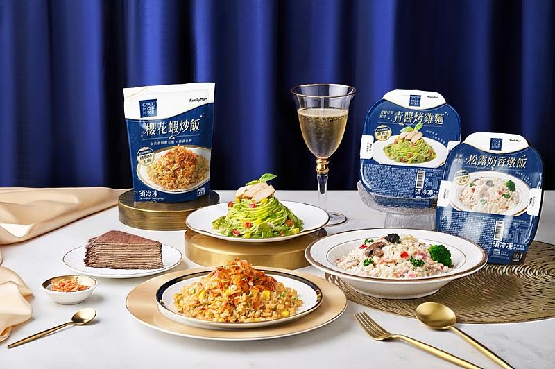 「夏慕尼」重磅攜手「全家便利商店」打造4款零售商品:「夏慕尼主廚秘製松露奶香燉飯」、「夏慕尼普羅旺斯風味青醬烤雞麵」、「夏慕尼櫻花蝦炒飯」及「夏慕尼燻鴨佐白蘭地義大利麵」,自9月16日起陸續上架販售,售完為止。
