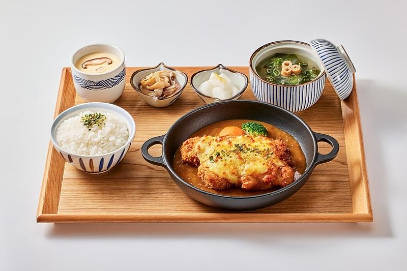 「品田牧場」本月新推出的「熔岩起司咖哩唐揚雞豚丸定食」，將唐揚雞和豚丸雙拼淋上招牌咖哩醬並鋪上香濃起司，香濃美味。