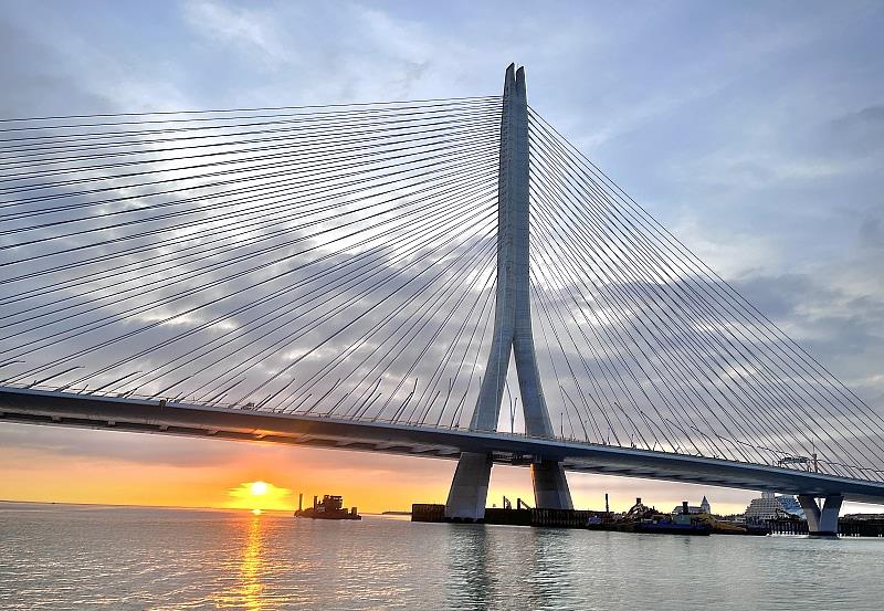 包船遊覽淡江大橋。(圖片提供傑森行銷)