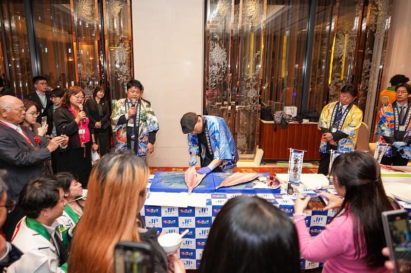 晚間舉辦的「溫泉縣大分之夜」,透過地方特色料理及交流活動,向台灣各界介紹大分的食材與文化。晚宴特別安排鰤魚現場解體秀,並以滋味濃郁的「大分和牛」等優質縣產食材製作特色料理,同時提供大分縣產美酒,讓與會嘉賓從味覺感受大分豐富的山海物產。
