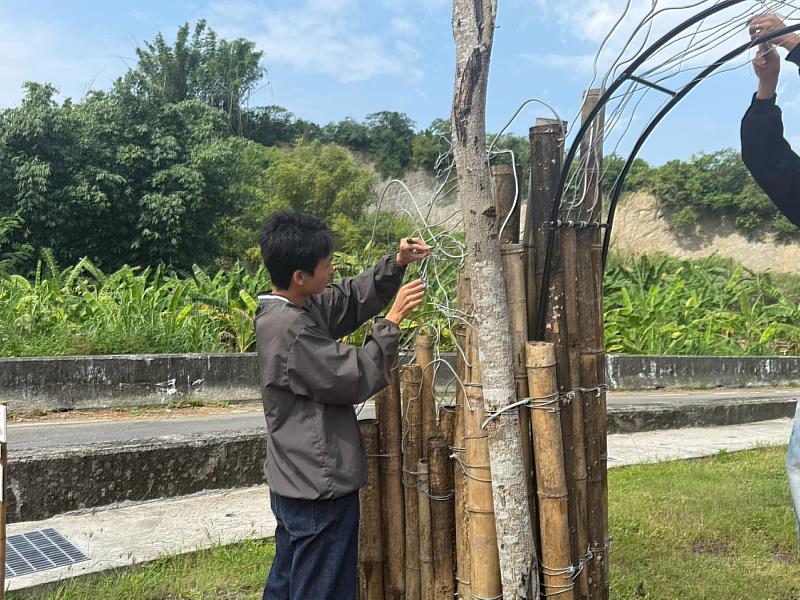 學生團隊傾聽長輩建議,於導覽現場即時微調作品擺設。