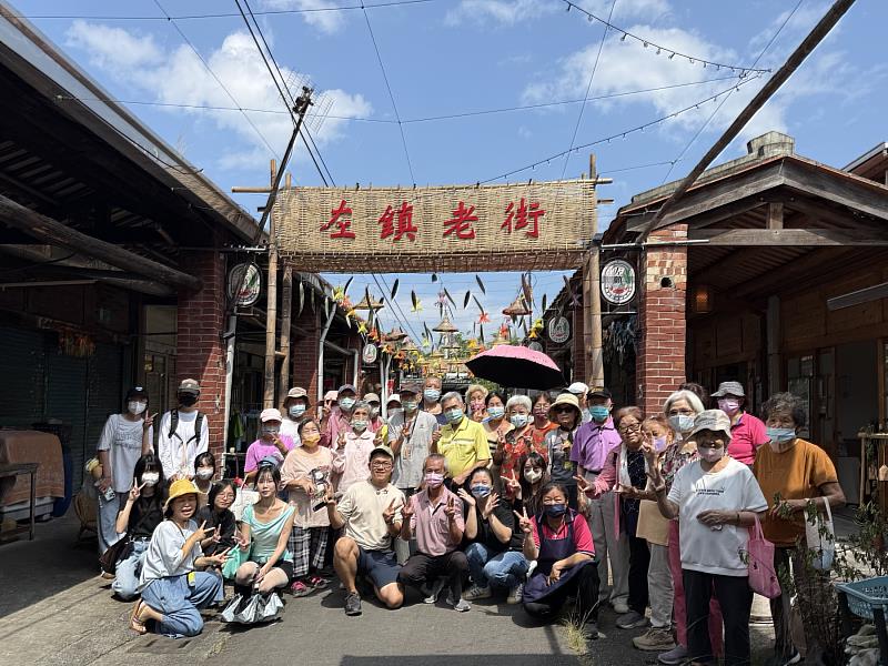 南臺科大USR團隊與參與「土生.共作」作品導覽的左鎮在地長輩合照。