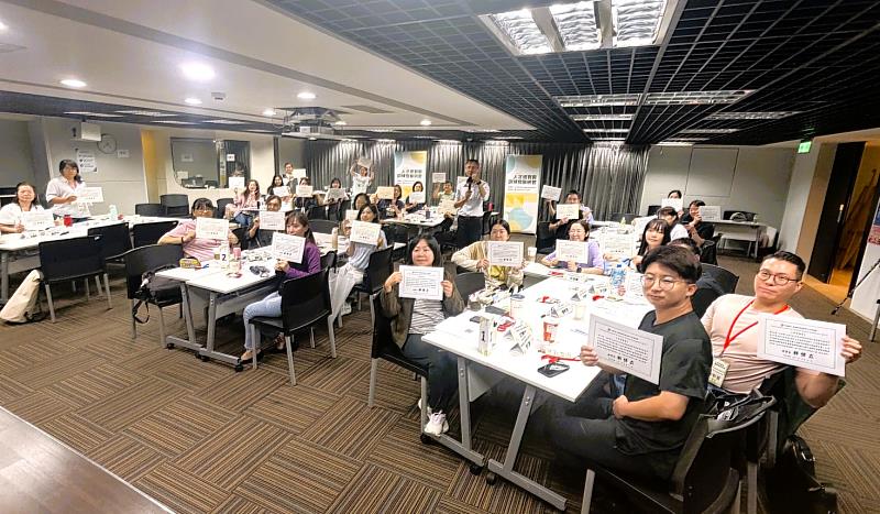 北分署辦理「企業人力資源提升促進活動」5堂研習課程,參訓學員展示結業證書。