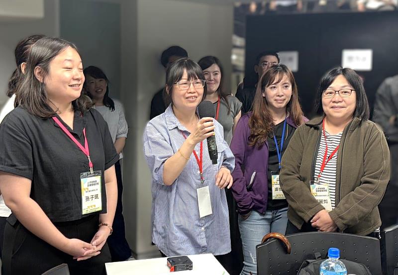 學員思源數位科技公司人資王思涵(左2)於中分享心得,透過課程實作她更加了解如何將AI融入人資工作。