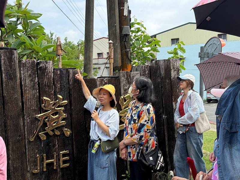 南臺科大視傳系及計畫主持人賴孟玲老師於蔗埕公園解說作品。