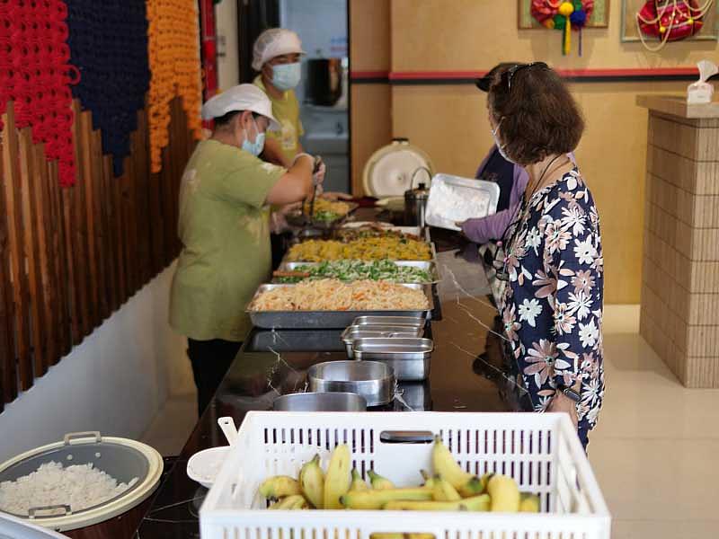 玉里甜心食堂提供溫馨、舒適的用餐與聚會空間，長輩可自備餐盒外帶，亦可選擇留在現場安心內用與共餐。