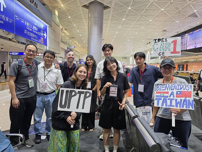 臺科大臺巴計畫辦公室特別組成接機團，歡迎臺巴科大學生抵台。