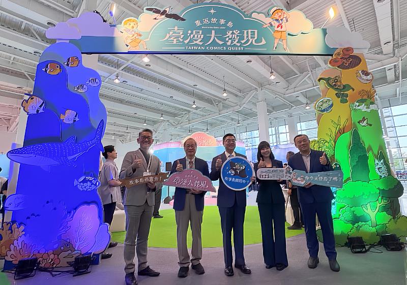 行政院長卓榮泰與文化部長李遠皆前來臺漫館。（圖片來源/文策院）