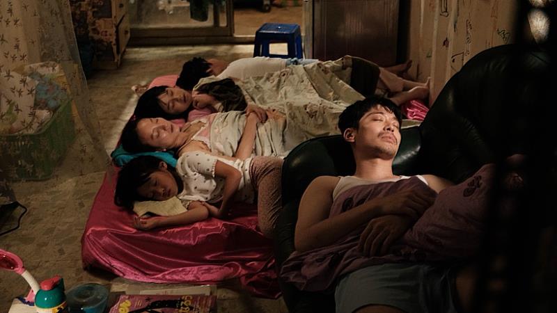圖1 《客家電影院-屋下無人》聚焦當代多元家庭與社會議題,第61屆金鐘獎一舉入圍電視電影獎、導演獎、編劇獎、男主角獎、男配角獎、最具潛力新人獎及戲劇類原創歌曲獎等8項大獎。(照片來源:客家電視台提供)