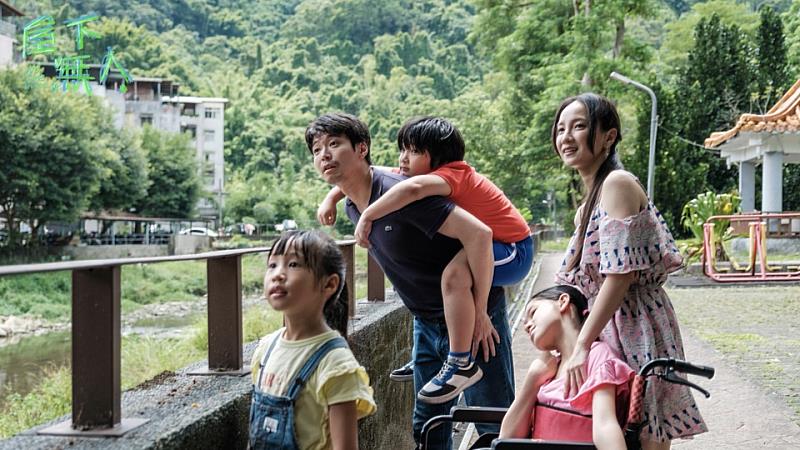 圖3 《客家電影院-屋下無人》聚焦當代多元家庭與社會議題,第61屆金鐘獎一舉入圍電視電影獎、導演獎、編劇獎、男主角獎、男配角獎、最具潛力新人獎及戲劇類原創歌曲獎等8項大獎。(照片來源:客家電視台提供)