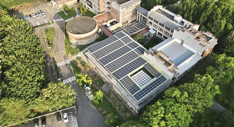 鳥瞰暨大方形劇場太陽能建設。