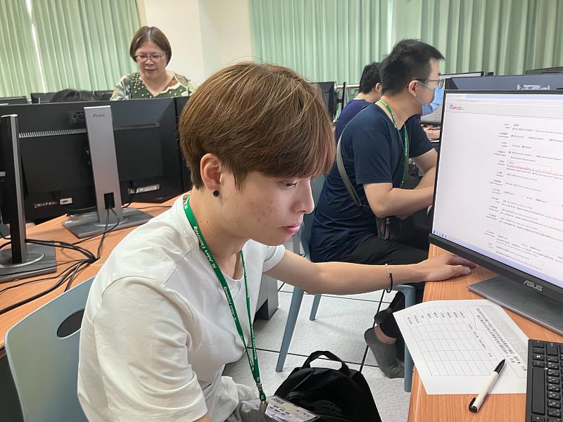 新生專注完成UCAN職涯診斷測驗。