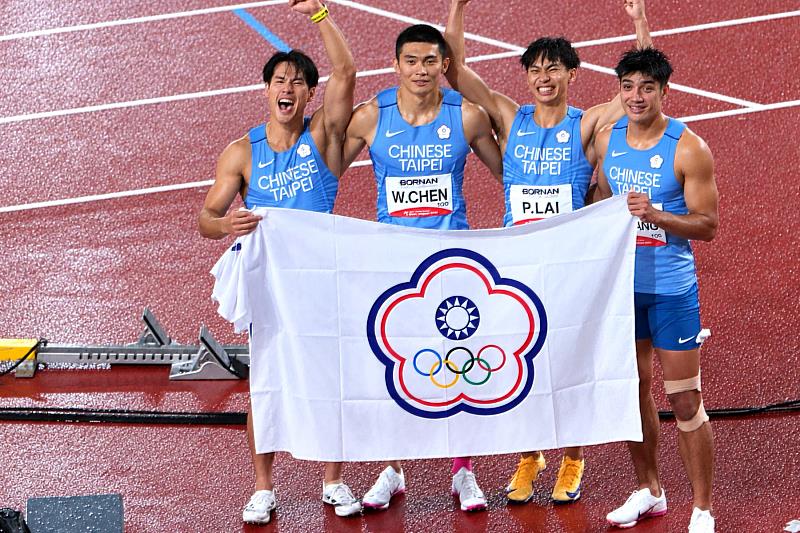 中華隊勇奪亞運男子4×100公尺接力銀牌,陳玟溥(左2)、賴柏翔(右2)來自南大,與隊友以38秒32刷新全國紀錄。(中華民國田徑協會授權提供)