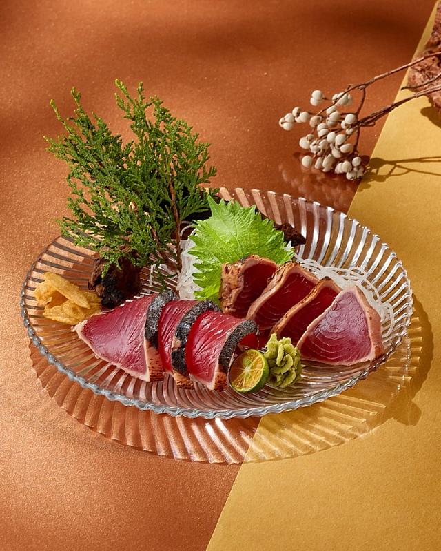 即日起至12月31日，於「藝奇」內用消費套餐，加價139元可將套餐刺身升級為「炙燒鰹魚盛合」。