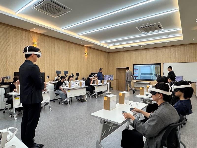 專業課程半導體製程VR實際製程體驗。