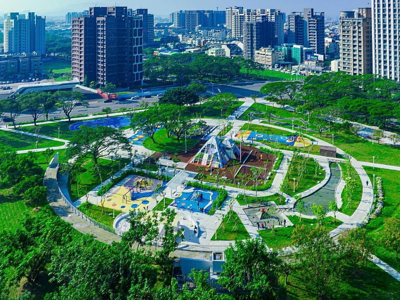高大特區擁有豐富綠地資源，「遠雄一靚」鄰近藍田公園，讓住戶享有休閒散步、親子互動的自然生活環境。