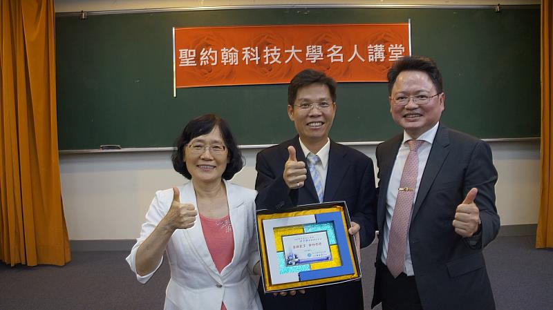 李永騰教授(中)於104年在振躍精密滑軌董事長陳萬來(右)引薦下,獲聘為學校榮譽講座教授及百人業師團首席顧問。
