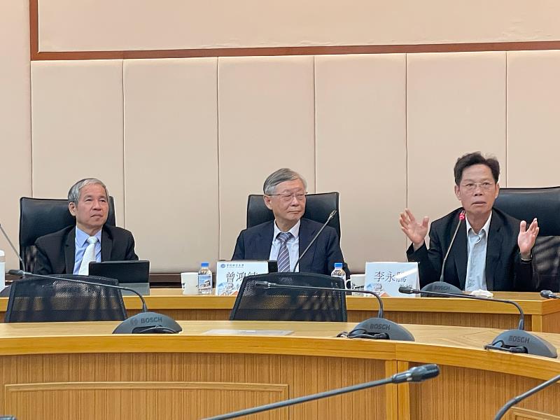 李永騰教授(右)以「青年就業創業新思維:科技大學產學合作的機會與挑戰」為題進行專題演講。