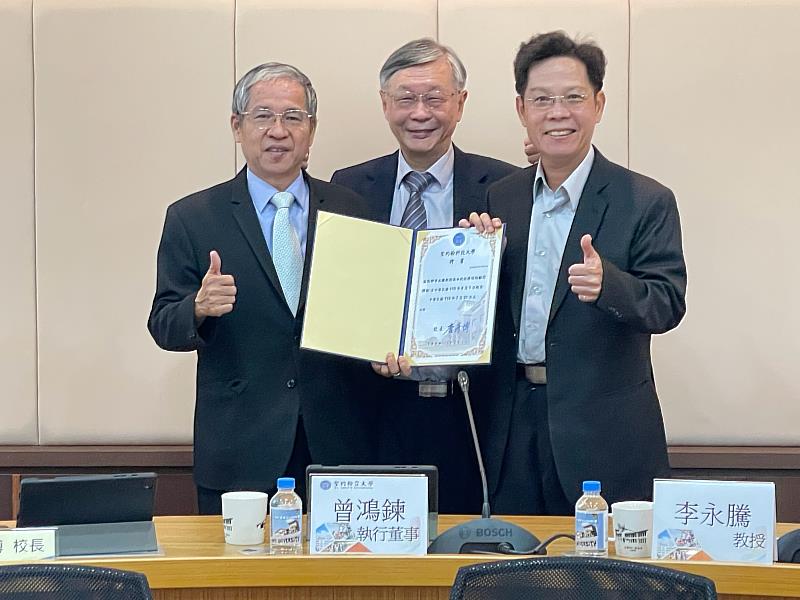 在曾鴻鍊執行董事(中)見證下,唐彥博校長(左)頒發聘書,正式聘任李永騰教授(右)擔任聖約翰科大校務顧問。