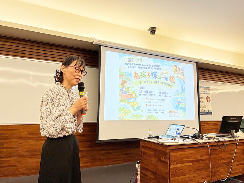 東吳大學張桂娥教授分享30多年日語翻譯經驗,帶領學生探討AI翻譯時代的人類譯者價值。