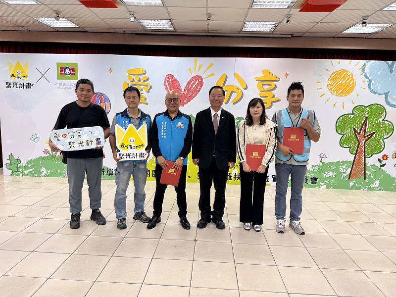 葛永光主任致贈感謝狀並合照。