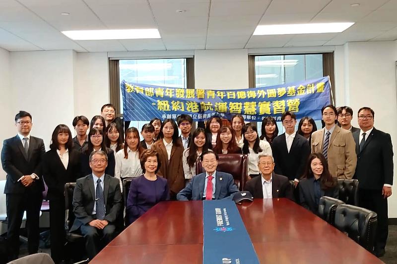 學員參訪福茂集團,與趙錫成博士、趙小蘭部長及企業代表合影。