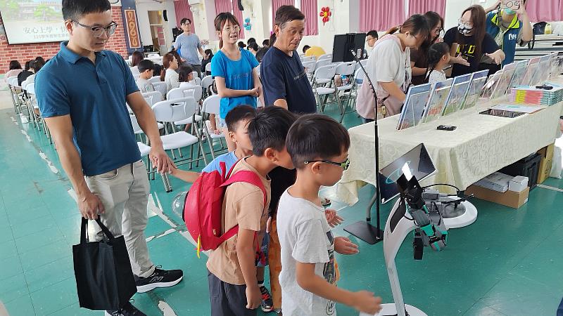 南華大學透過AR、VR及機器人為孩童打造科技閱讀新體驗,小朋友們好奇探索互動機器人,體驗科技融入學習的樂趣。