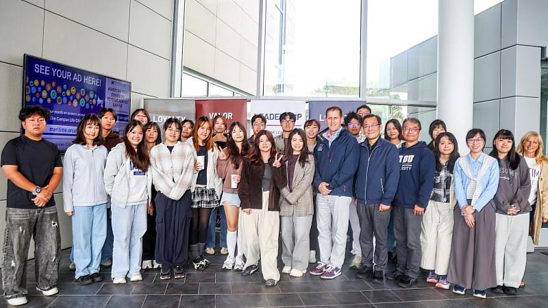 學員於紐約州立大學海事學院(SUNY Maritime College)課程期間,與校長Rear Admiral John Okon及仲維新主任合影。