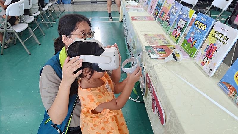 南華大學透過AR、VR及機器人為孩童打造科技閱讀新體驗,小朋友戴上VR虛擬實境,看著自己親手繪製的作品活靈活現,體驗充滿驚喜的創意。
