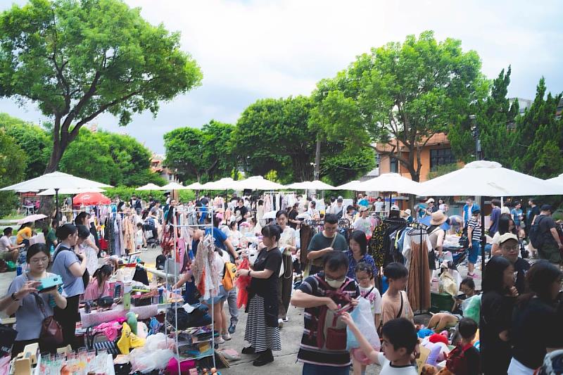市集結合園區既有店家、軍風文創、手作設計、老物收藏及眷味美食,也納入客家、原住民等多元文化攤商,讓民眾一邊逛、一邊吃,發現不同世代的生活風景。(圖片由新北市政府文化局提供示意)