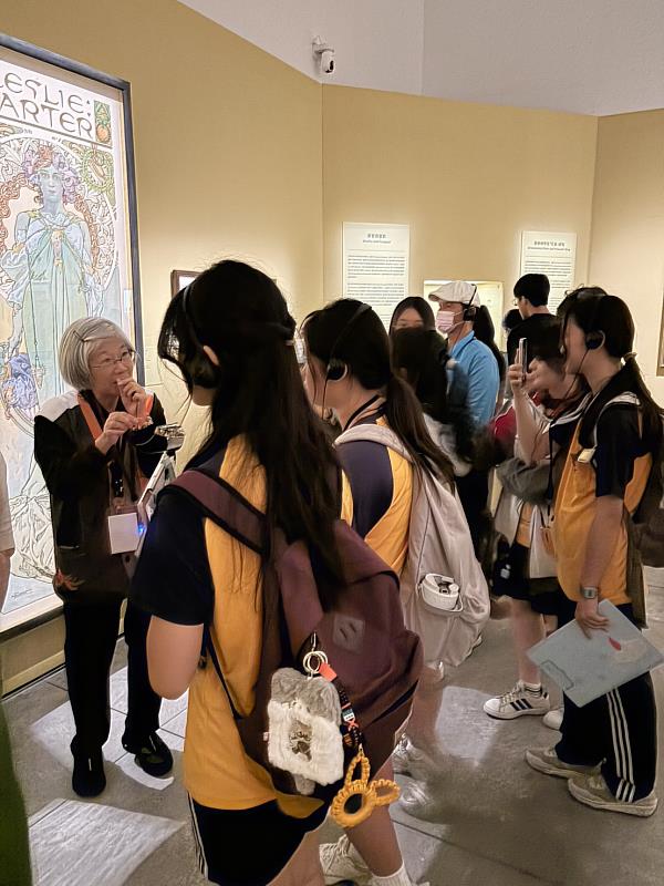 透過導覽,學生更加理解慕夏的創作歷程。/旗山國中拍攝提供