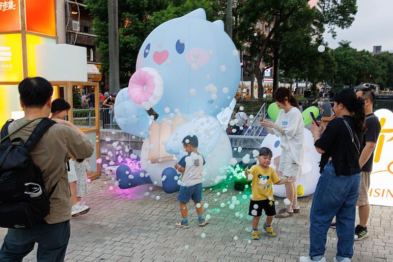 「竹風好市集」設置特色拍照場景,吸引親子家庭互動留影。