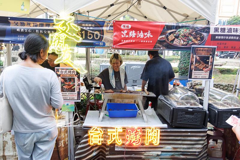 「竹風好市集」集結多元特色料理,民眾可在護城河畔品嚐現烤美食。