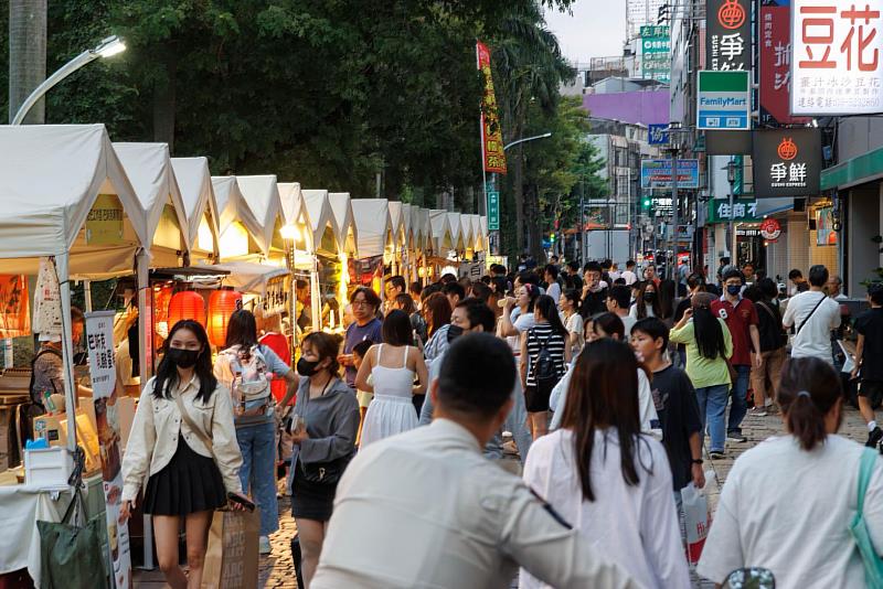「竹風好市集」9月份累計吸引12.2萬人次到訪,為護城河周邊商圈注入消費人潮。