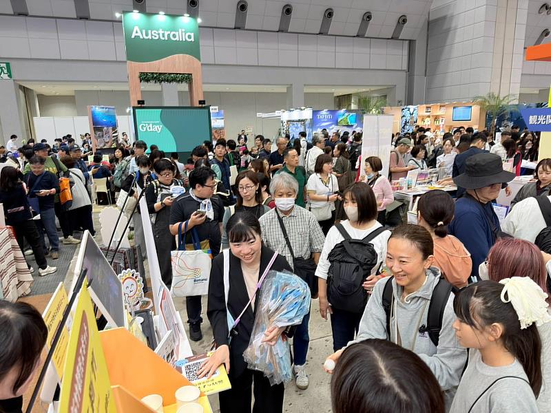 民眾熱烈參與展攤活動。