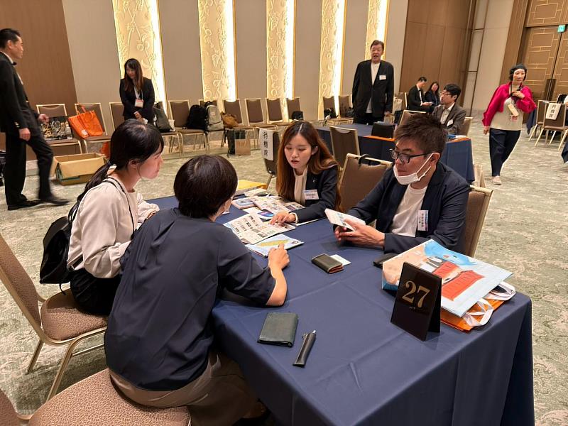 於推廣會向日本業者說明本市觀光資訊。