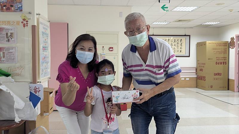 致贈點心給雲林榮家長輩。