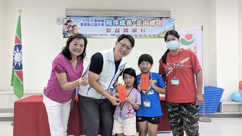 頒贈7-11禮券給小朋友。
